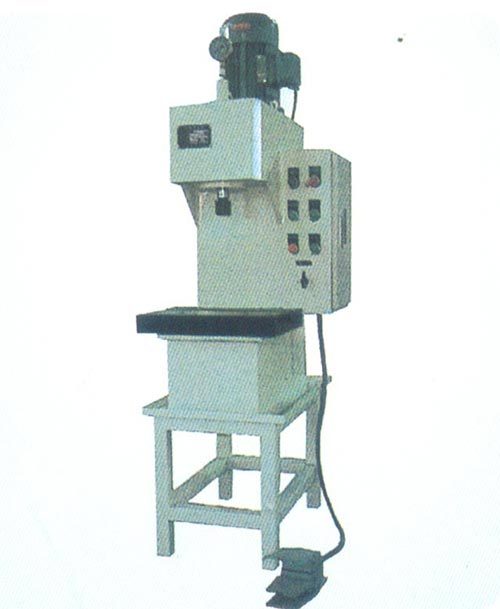 帶有溫度傳感裝置的四柱液壓機(jī) 帶有溫度傳感裝置的四柱液壓機(jī)